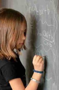 enfant n'arrivant pas à réaliser un exercice de mathématique
